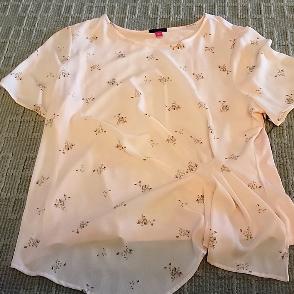 NEW VINCE CAMUTO top. Pink with flowers. Size XL.